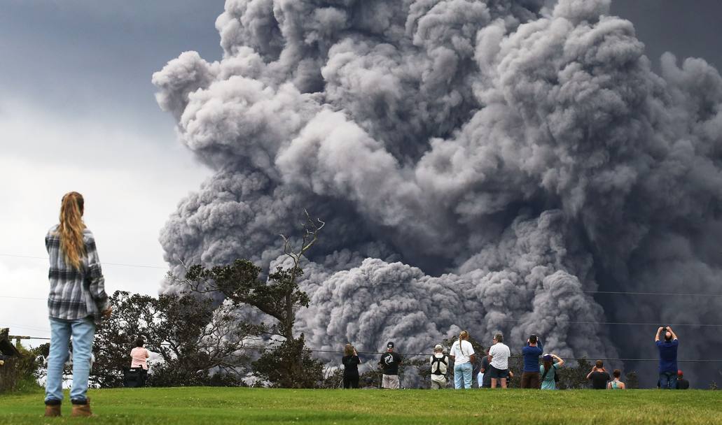Spettacolari immagini dalle Hawaii, dove alcuni golfisti impegnati su un campo da golf si soffermano ad osservare la nuvola di ceneri che si alza in lontananza da un vulcano. Afp